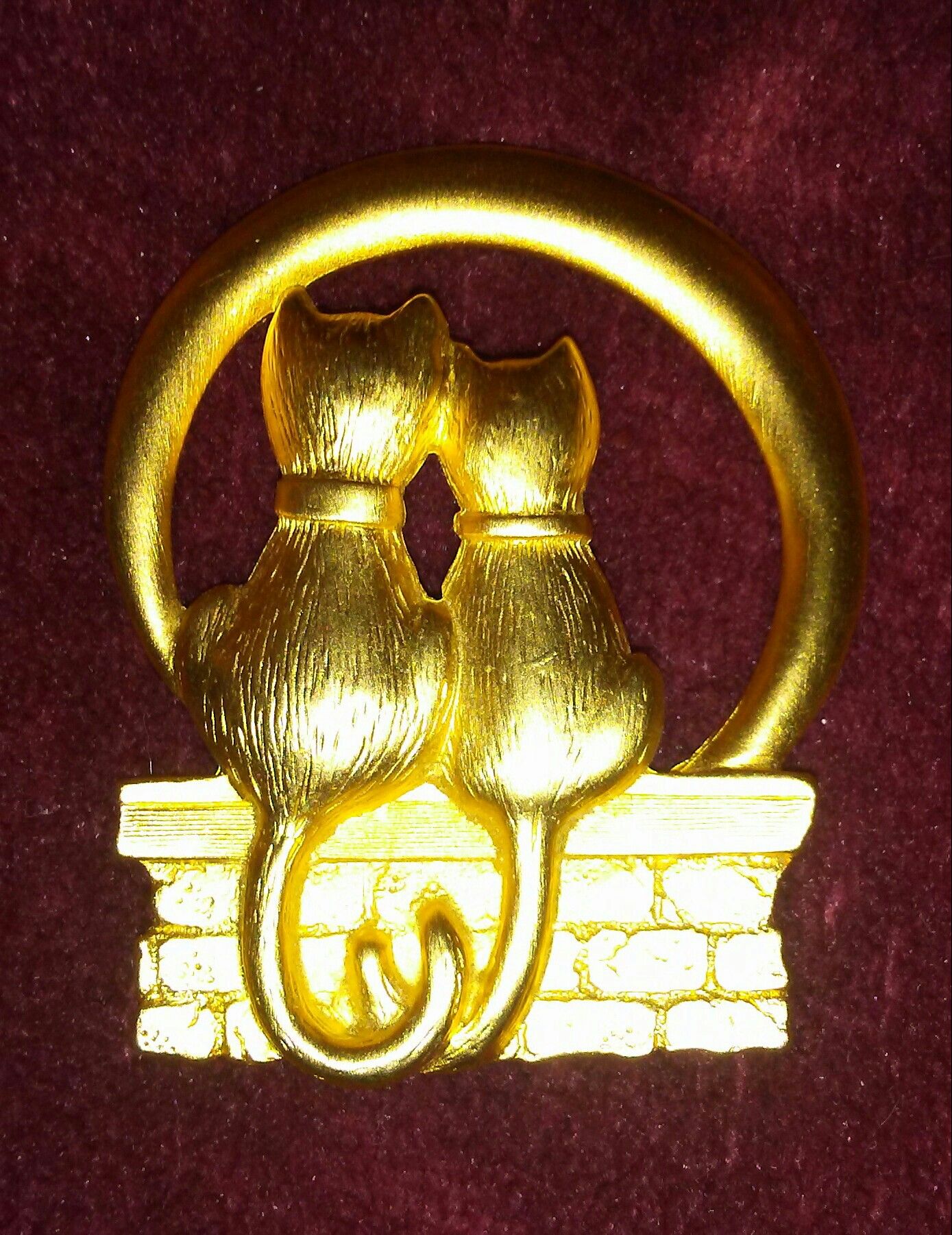 Beautiful Yellow Gold Cat Pin!