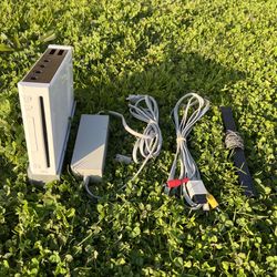 Nintendo Wii (Gamecube compatible) (No remotes)