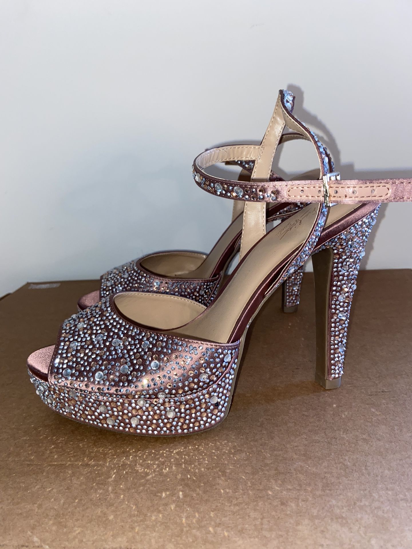 NWOT Thalia Sodi Blush Crystal Heeled Sandals 