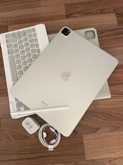 iPad Pro 12.9” (M2 chip / 2022 model) 6th Generation 256GB with  keyboard case and stylus pen