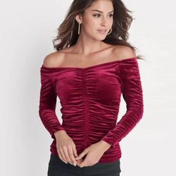 ▪️venus ▪️ New 🏷 Off the shoulder velvet top Thick material Sizes: S Stretchy