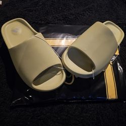 Yeezy Slides Size 36. US 5.5 