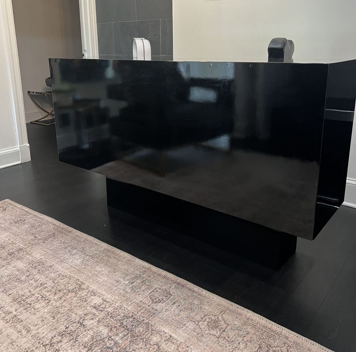 Black Lacquer Counter 