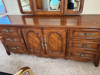 Bedroom set mirror with triple dresser and 2 nightstands moving must go asap !