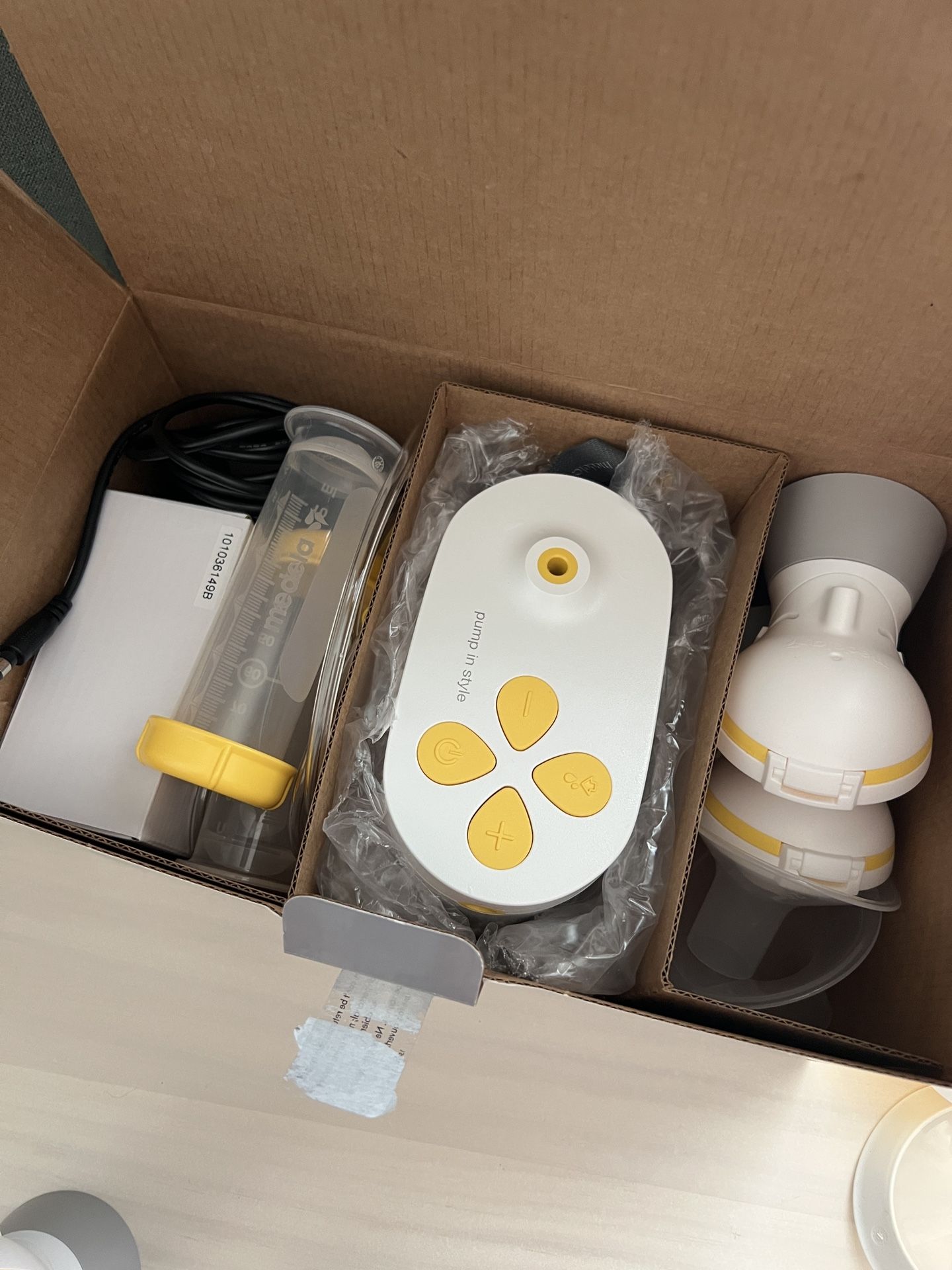 Medela Pump In Style with a lot of extras