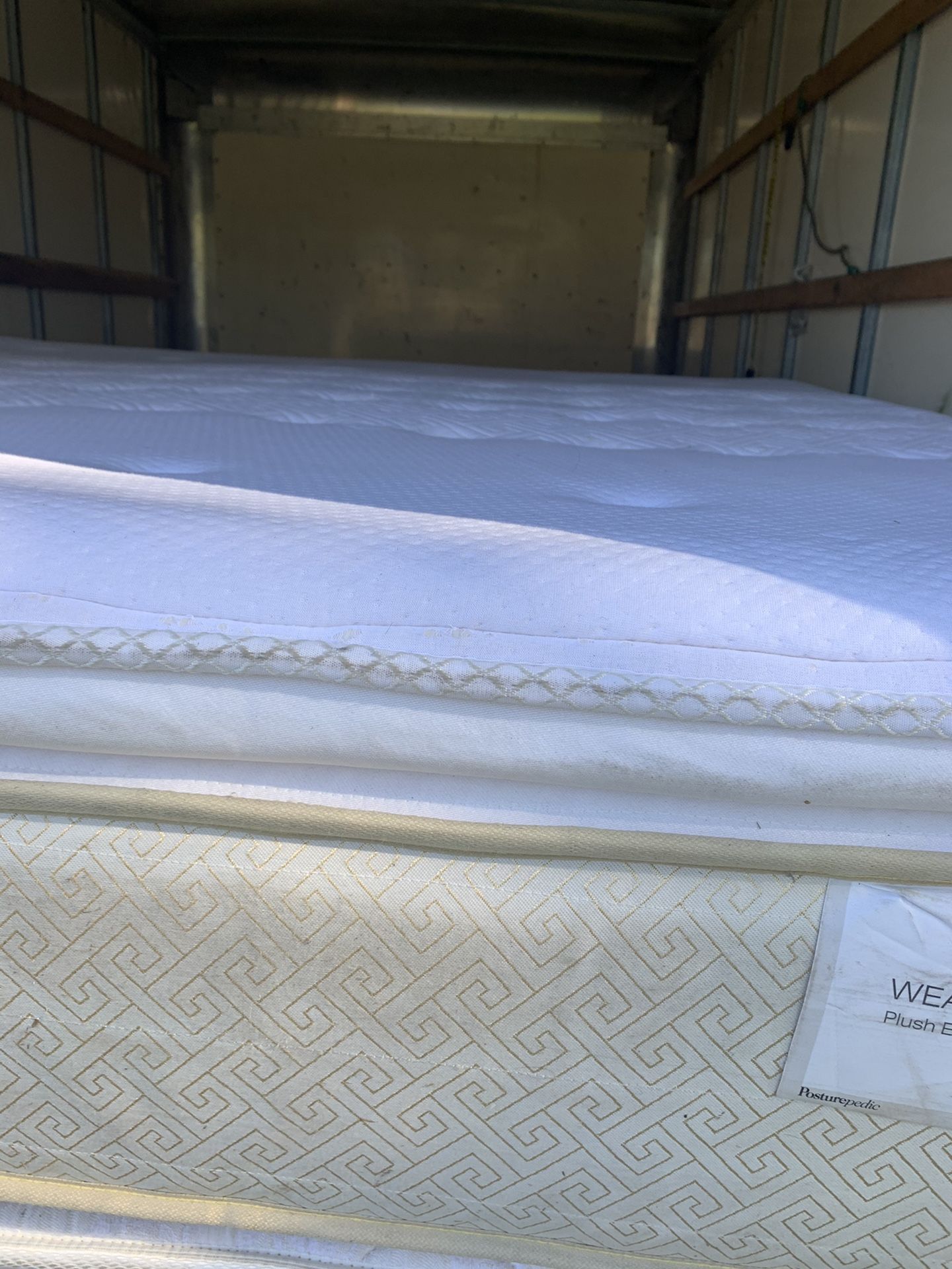 King size mattress and box spring very good condition posturepedic Free Delivery 🚚