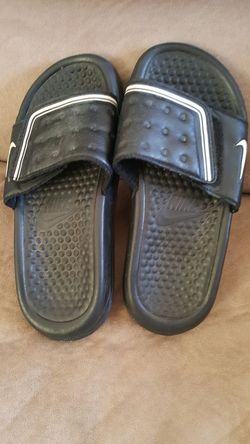 Kids Nike slides flip flops size 3Y. Plenty of wear