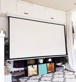 $60 (New in box) Manual 100” 16:9 projector screen manual pull down matte white viewing area: 87x49”