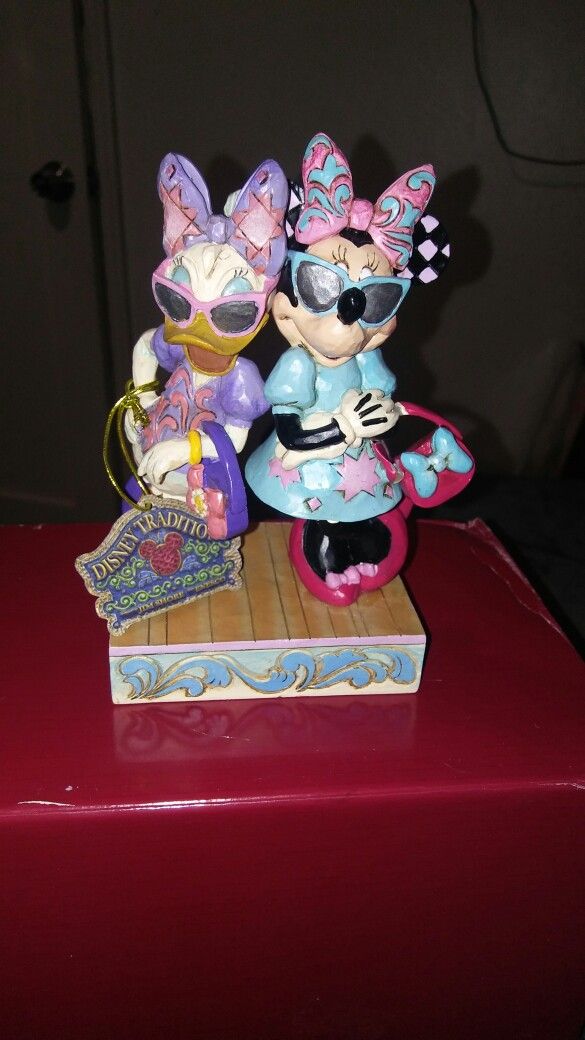 Disney Showcase Collection Minnie and Daisy. Figurine/sculpture