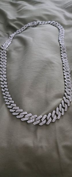 Free shipping

Long Hip-Hop Cuban Link Statement Chain for Men - Miami Silver Iced-Out Moissanite...