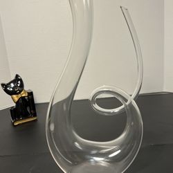 NuTriups NIB Modern Wine Decanter Hand-Blown Clear Glass Swirl Horn, China, 650 mL