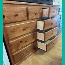 Dresser/  Nine drawers dresser