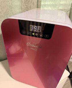 Cooluli mini fridge.
