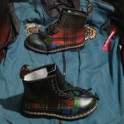 Dr Martens 1460 Tartan Play Leather  8 eye Lace up womens size  7M US  NEW NO BOX