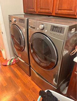 LG Washer & Dryer Set w/ Pedestals