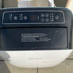 Honeywell Window Air conditioner Like New 10000 BTU  HL10CESWW