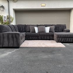 Stunning Dark Gray Sectional Couch in Excellent Condition - Free Delivery 🚚