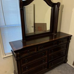 Bedroom furniture set 