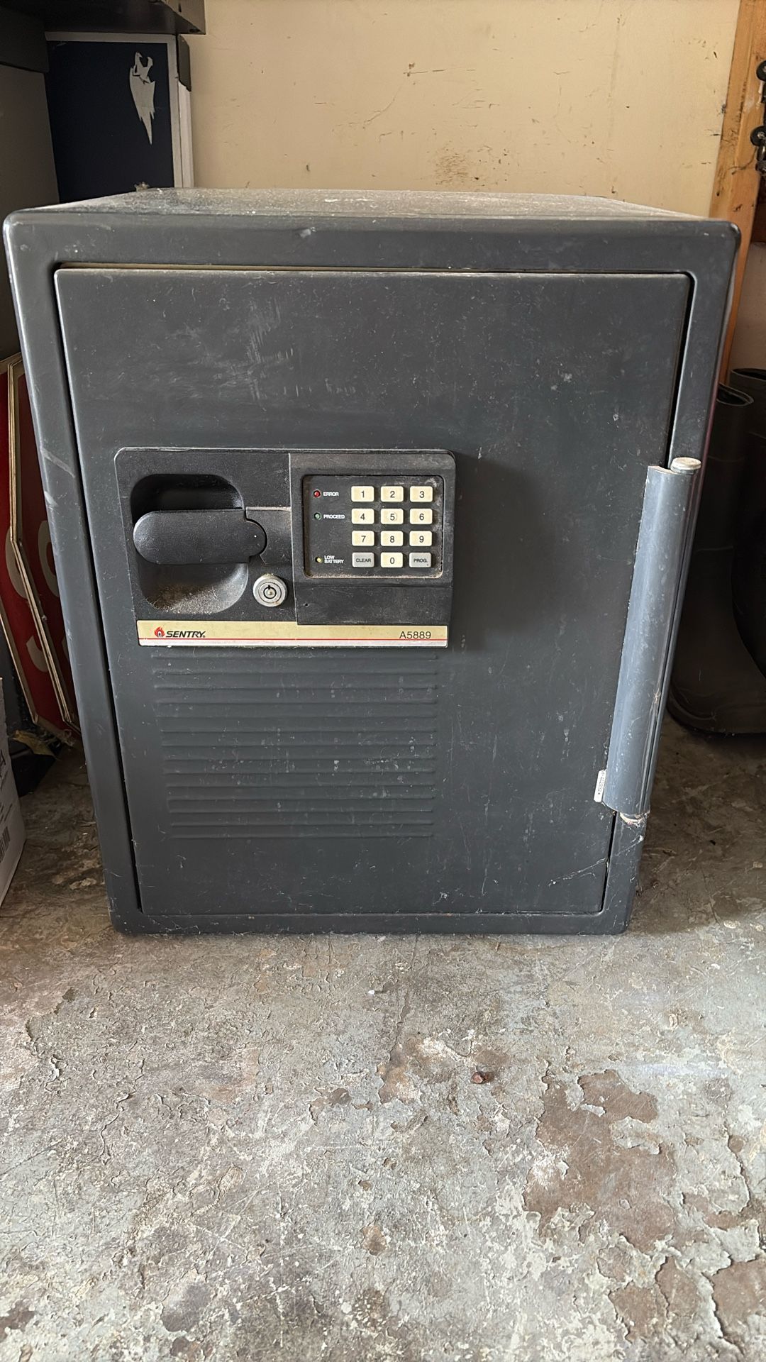 Sentry A5889 Locked Safe 