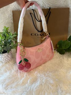 Pink handbag 🩷👜