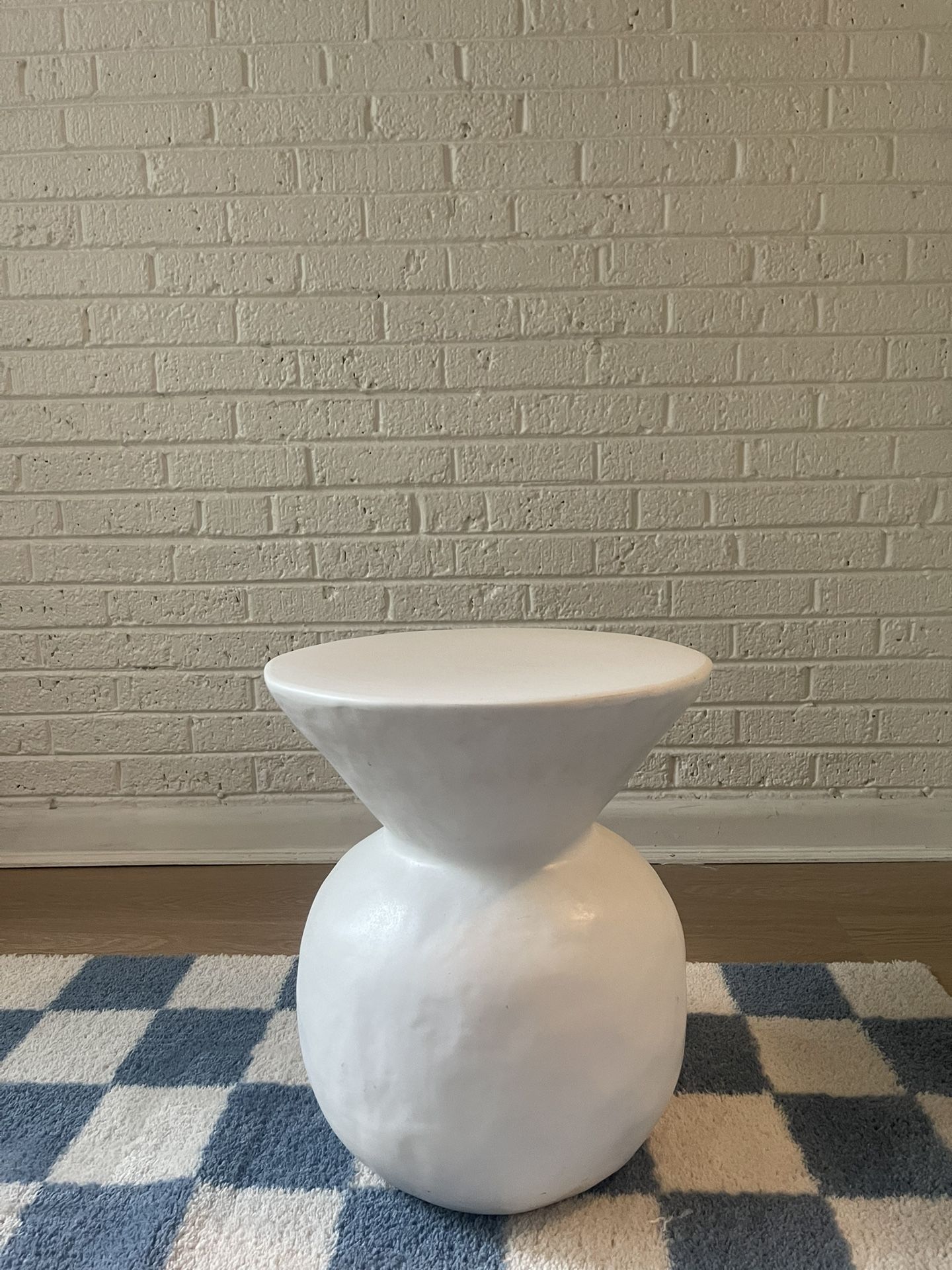 STATEMENT WHITE PORCELAIN SIDE TABLE