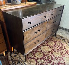 Pedestal dresser