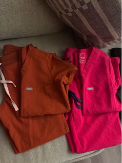 5 Women’s Scrub Sets (2 FIGS) Size Small – Excellent Condition