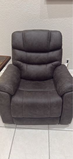 Pair of Rooms To Go Morgan Hill Triple Power Lift Recliners – Excellent Condition