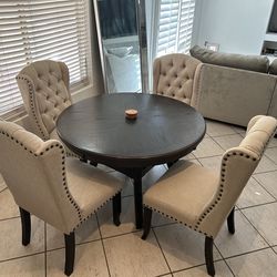 Round dinning table