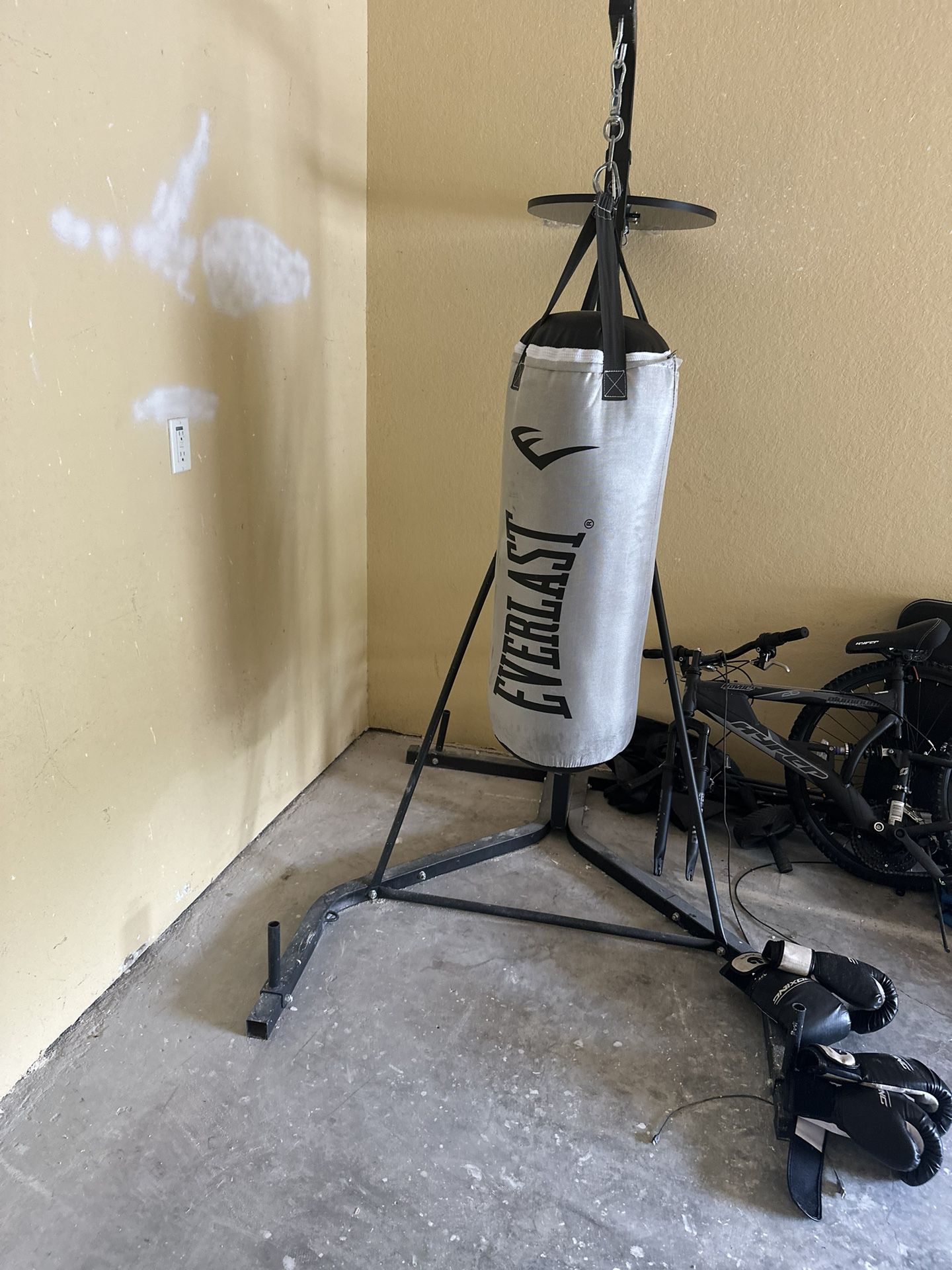 Everlast Punching Bag With Metal Stand