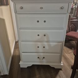 VENDO COMODA BLANCA  $25 DOLLAR 