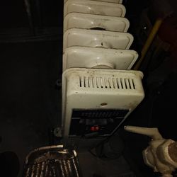 Working Electric Oil Heater 1500 W  / One Bad Switch On The Right.