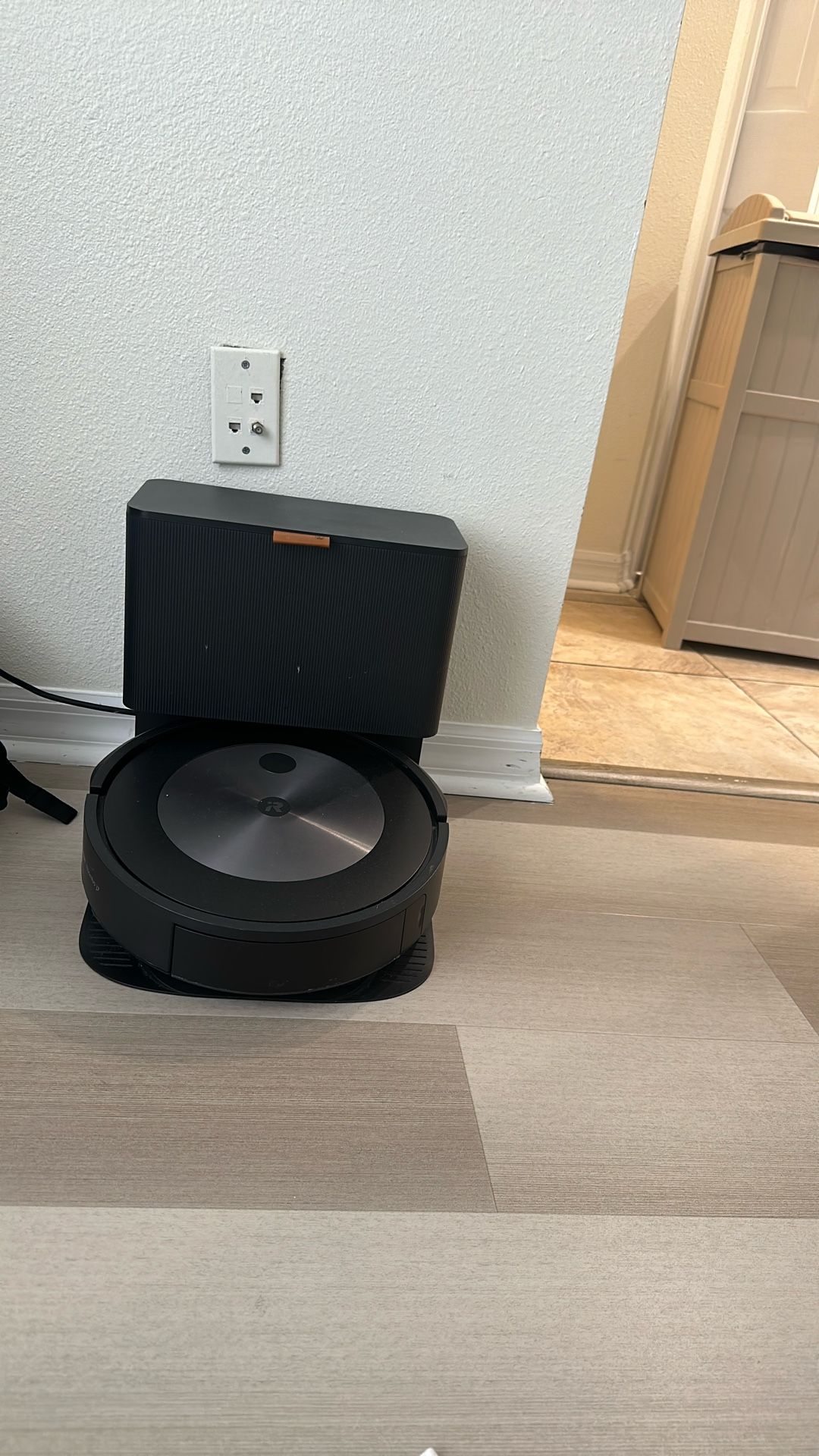 Roomba j7+ Self-Emptying Robot Vacuum