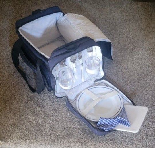 Picnic Basket and Cooler Equipped for 2 - Holmdel NJ