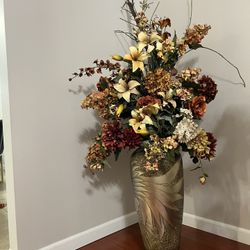 Beautiful And Huge Vase With Flower 