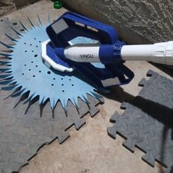 Vinoli Pool Vacuum, White and Blue