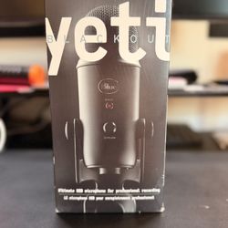 Blue Microphones Blue Yeti USB Microphone in Blackout.  