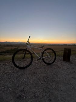 Throne goon 29” (retro white)