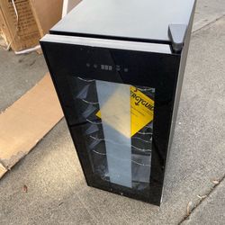 13.6 in. Wine Cooler 18 Bottle Freestanding Wine Refrigerator with Door Lock, Black