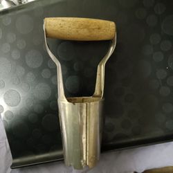 Handheld bulb planter wood handle