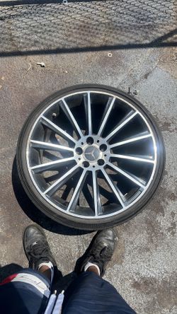 Mercedes Benz  rim  size 20