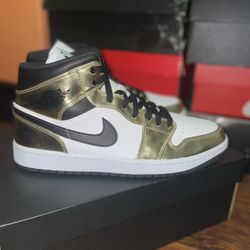 Jordan 1 Mid Metallic gold