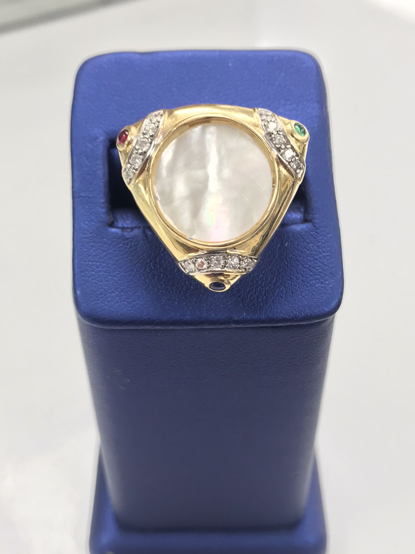 18kt gold ladies ring 9.8 grams size 7 mother of pearl stone in center .. ask for Tomas