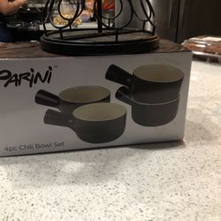 Parini Four piece chili bowl set new still in box 5 dollars