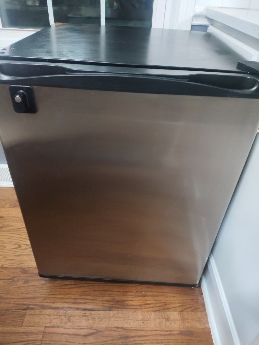 Maxximum Fridge 3.4 Cu Like New