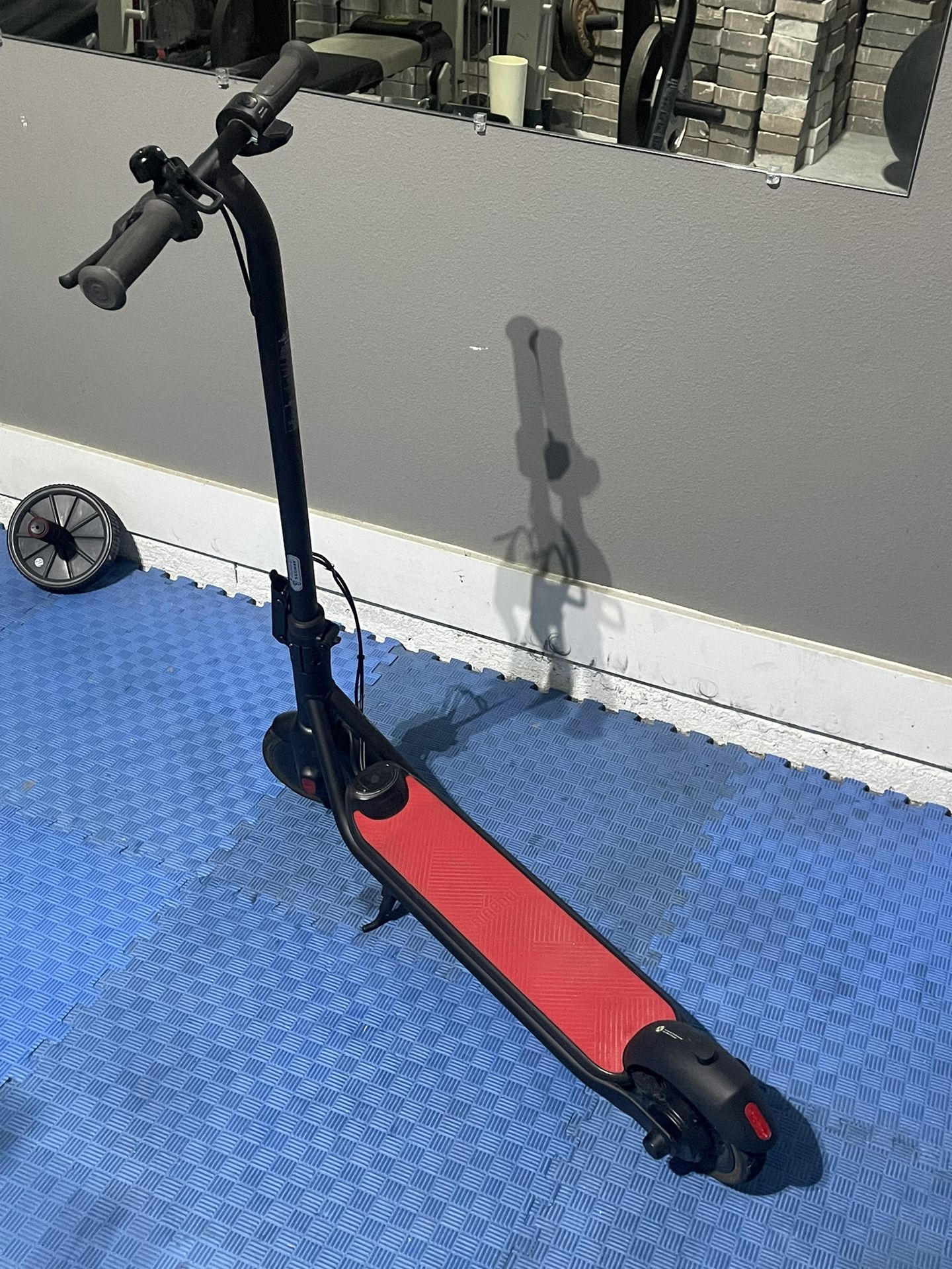 Electric Scooter 🛴. Includes Charger/box