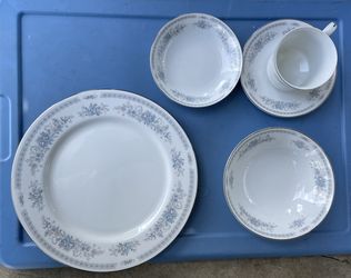 Fine Porcelain China 35 pieces