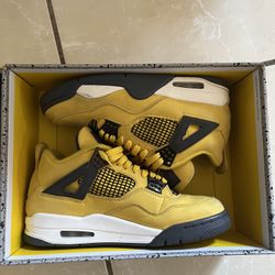 Air Jordan 4  Lightning Size 9 Men’s 