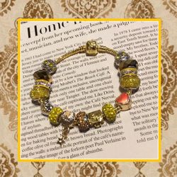 🌺 New 15pc: Gold clip bracelet with bling and charms