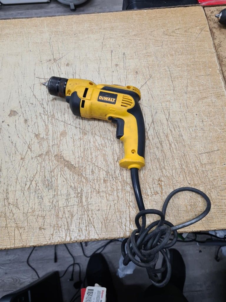 DEWALT
8 Amp 3/8 in. Variable Speed Reversing Mid-Handle Drill Kit with Keyless Chuck